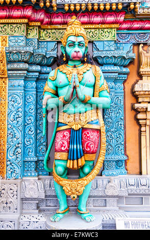 Eines der vielen dekorativen Statuen am Sri Krishnan Tempel in Singapur. Stockfoto