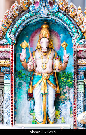 Eines der vielen dekorativen Statuen am Sri Krishnan Tempel in Singapur. Stockfoto