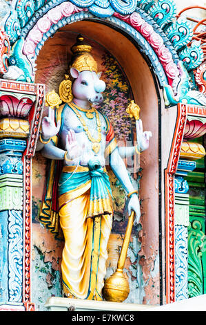 Eines der vielen dekorativen Statuen am Sri Krishnan Tempel in Singapur. Stockfoto