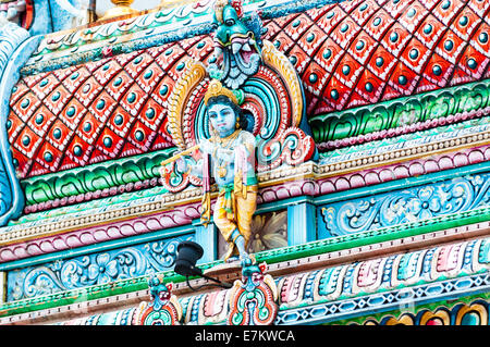 Eines der vielen dekorativen Statuen am Sri Krishnan Tempel in Singapur. Stockfoto