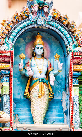 Eines der vielen dekorativen Statuen am Sri Krishnan Tempel in Singapur. Stockfoto