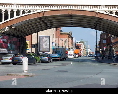 Blick in Deansgate von Castlefield in Manchester UK Stockfoto