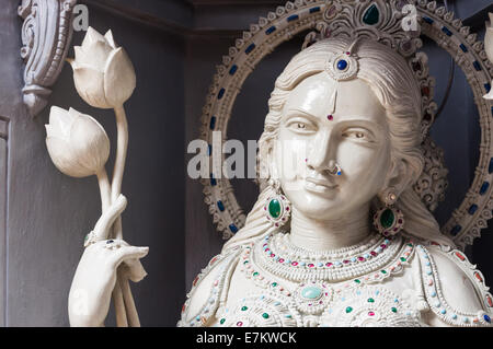 Eines der vielen dekorativen Statuen am Sri Krishnan Tempel in Singapur. Stockfoto