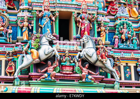 Architektonische Details von Sri Mahamariamman Tempel in der Nähe von Chinatown in Kuala Lumpur, Malaysia. Stockfoto