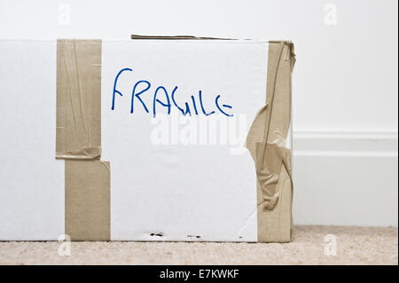 Karton für Umzug Fracht mit fragilen darauf geschrieben Stockfoto