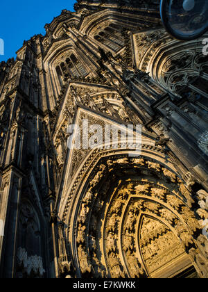 Kölner Dom (Kathedrale) Schuss aus tief unten an der Eingangstür nach oben in Richtung der Türme Stockfoto