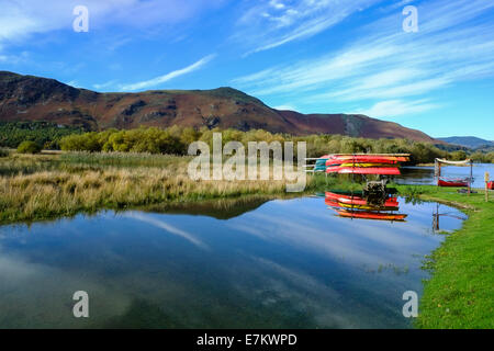 Ruderboote reflektiert in überschwemmten Ufer des Derwent Water im Lake District Stockfoto