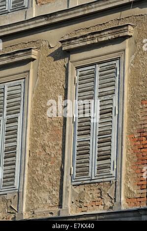 Geschlossenem Verschluss aus Holz Jalousien an einem alten Haus, Maribor, Slowenien Stockfoto