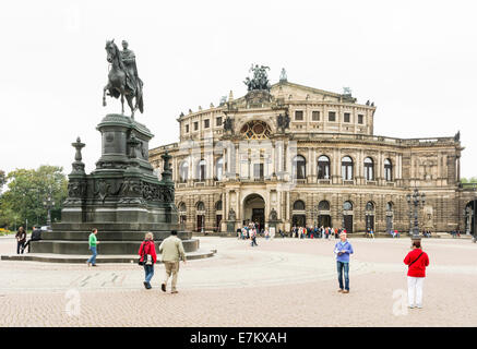 DRESDEN, Deutschland - 4 SEPTEMBER: Touristen an der Semperoper in Dresden, Deutschland am 4. September 2014. Stockfoto