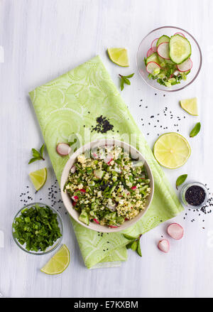 Gesunde vegetarische Salat erschossen von oben Stockfoto