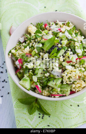 Tabouleh Salat gemacht mit Hirse und Gemüse Stockfoto