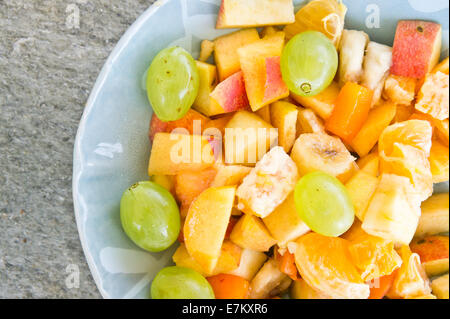 Gemischter Obstsalat in einen blauen Teller frisch gemacht Stockfoto