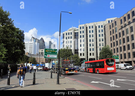 A100 Tower Bridge nähern sich eine viel befahrenen Straße in der Stadt von London, England, UK. Stockfoto