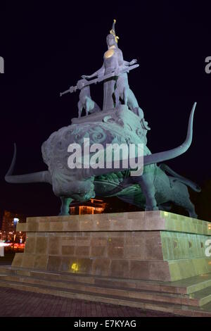Ein Sculplture mit einer Frau auf einem Stier mit zwei Hunden in Astana, Kasachstan Stockfoto