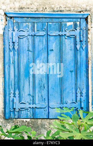 Paar blau der alten hölzernen Fensterläden auf ein Haus in Griechenland Stockfoto