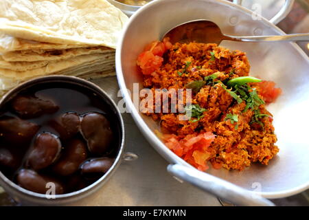 Bahrain-Frühstück mit Eiern mit Tomaten-Chili, Bohnen und Fladenbrot, im Restaurant des nationalen Museums, Bahrain Stockfoto