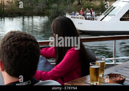 Kreuzfahrt entlang der Victoria Falls an Bord der "African Queen".  Andere Boote Segeln in den Sambesi. Dies ist die "Lady Living" Stockfoto