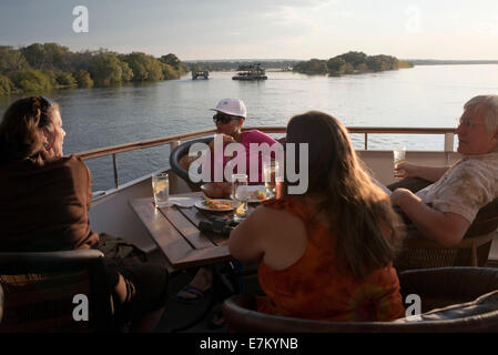 Kreuzfahrt entlang der Victoria Falls an Bord der "Queen of Africa".  Bootsfahrten bei Sonnenuntergang auf dem Sambesi-Fluss in Victoria Falls Uhr Nilpferd Stockfoto