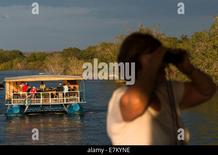 Kreuzfahrt entlang der Victoria Falls an Bord der "African Queen".  Andere Boote Segeln in den Sambesi. Nehmen Sie eine Sunset Cruise dow Stockfoto