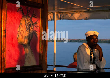 Kreuzfahrt entlang der Victoria Falls an Bord der "African Queen". Entspannen Sie sich und genießen Sie unsere afrikanischen Sonnenuntergänge von unserer gehobenen Kreuzfahrt Boote... Stockfoto