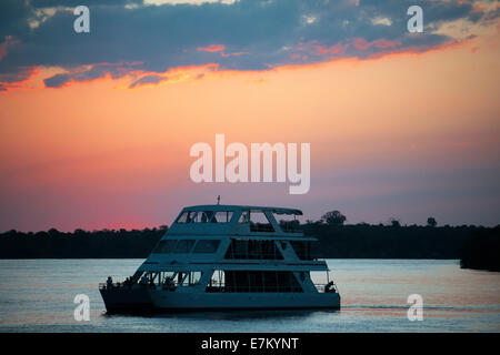 Kreuzfahrt entlang der Victoria Falls an Bord der "African Queen".  Andere Boote Segeln in den Sambesi. Nehmen Sie eine Sunset Cruise dow Stockfoto