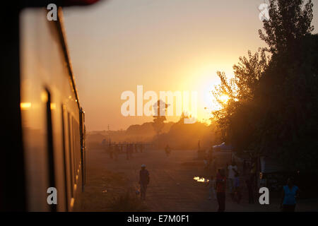 Sonnenuntergang in der Royal Livingstone Express Luxuszug. Die Dampflokomotive 156 ist eine 10. Klasse ursprünglich Zugehörigkeit zu den Zamb Stockfoto