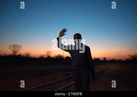 Schwarze Männer verabschieden sich Livingstone Express Luxuszug.  Das ROYAL LIVINGSTONE EXPRESS ist ein Dampfzug, erbaut in den 1920er Jahren wi Stockfoto