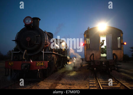 Livingstone Express Luxuszug in der Nacht. Das Royal Livingstone Hotel abgeholt, Bord Gäste den Unbefleckten Jahrgang zuerst Stockfoto
