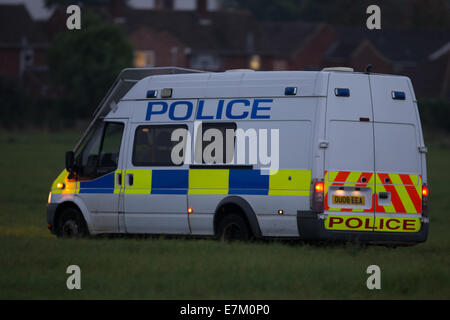 Gemeinsame, Newport Pagnell, Milton Keynes, Bucks, UK zu begraben. 20. September 2014. Eine kontrollierte Explosion ist auf gemeinsamen begraben in einem zugehörigen Munition Vorfall durchgeführt. Thames Valley Polizei richten Sie einen remote Kordon um begraben üblich, Newport Pagnell. Das gemeinsame ist bei Abend Wanderern sehr beliebt. Bildnachweis: Chris Yates/Alamy Live-Nachrichten Stockfoto