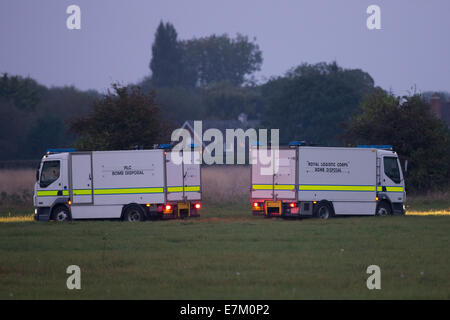 Gemeinsame, Newport Pagnell, Milton Keynes, Bucks, UK zu begraben. 20. September 2014. Eine kontrollierte Explosion ist auf gemeinsamen begraben in einem zugehörigen Munition Vorfall durchgeführt. Das Royal Logistic Corps Bombe Entsorgung Team verlassen begraben üblich, Newport Pagnell nach einer erfolgreichen Detonation von der Munition. Bildnachweis: Chris Yates/Alamy Live-Nachrichten Stockfoto