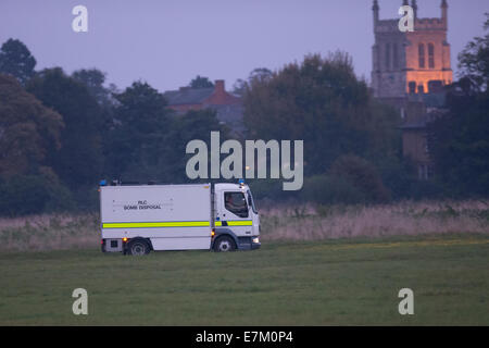 Gemeinsame, Newport Pagnell, Milton Keynes, Bucks, UK zu begraben. 20. September 2014. Eine kontrollierte Explosion ist auf gemeinsamen begraben in einem zugehörigen Munition Vorfall durchgeführt. Das Royal Logistic Corps Bombe Entsorgung Team verlassen begraben üblich, Newport Pagnell nach einer erfolgreichen Detonation von der Munition. Bildnachweis: Chris Yates/Alamy Live-Nachrichten Stockfoto