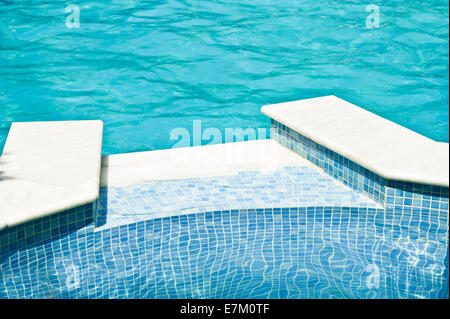 Esdge Swimmingpool mit blauen Kacheln Stockfoto