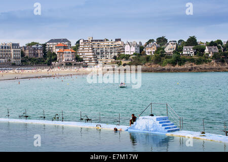 Frankreich, Ille et Vilaine, Côte Emeraude (Ermerald Küste), Dinard, Outdoor-Swimmingpool und Strand entlang Stockfoto