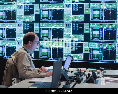 NASA-Forscher David Wing arbeitet in Air Traffic Operationen Lab an der NASA Langley Research Center. Th Stockfoto