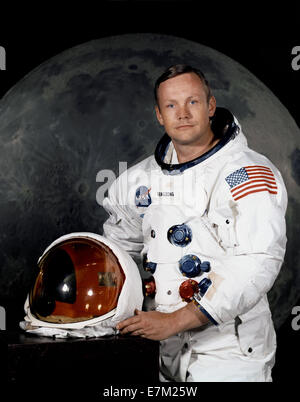 Neil A. Armstrong, Kommandeur von Apollo 11, ist in seinem Astronautenanzug abgebildet, der eine historische Figur in der Raumfahrt darstellt. Armstrongs Rolle bei der ersten Mondlandung erweiterte die Erforschung des menschlichen Weltraums, die Luftfahrt und die Mondwissenschaft. Stockfoto