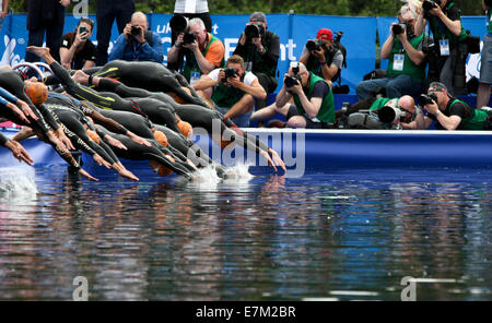 Fotografen in der Start-Phase der 2014 Elite ITU Triathlon fand in London statt. Stockfoto