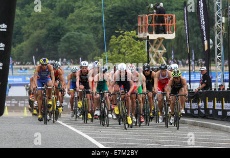 Alistair Brownlee führt auf seinem Fahrrad während der 2014 ITU Triathlon stattfand in London. Stockfoto