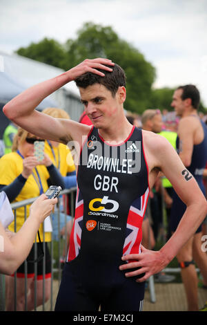 Jonny Brownlee scheint enttäuscht nach der Niederlage von Mario Mola von Spanien während der ITU Triathlon 2014 in London statt. Stockfoto