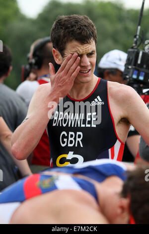 Jonny Brownlee scheint enttäuscht nach der Niederlage von Mario Mola von Spanien während der ITU Triathlon 2014 in London statt. Stockfoto