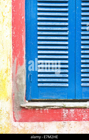 Teil des einen blau bemalten Fenster shutter Stockfoto