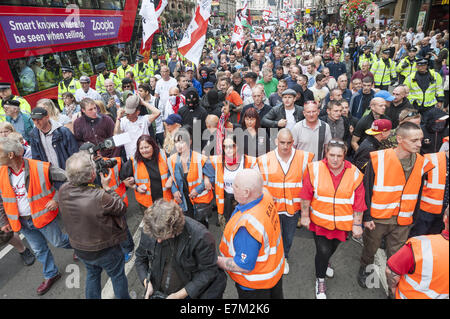 London, London, UK. 20. Sep, 2014. Die English Defence League März Whitehall, einen Protest außerhalb Downing Street in Reaktion auf angeblich muslimischen Pflege Banden in zahlreichen britischen Städten und fordern ein Verbot der Rückkehr britische Bürger Verdacht terroristischer Aktivitäten in Ländern wie Syrien zu inszenieren. Bildnachweis: Lee Thomas/ZUMA Draht/Alamy Live-Nachrichten Stockfoto