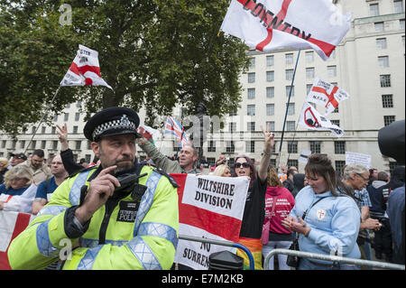 London, London, UK. 20. Sep, 2014. Die English Defence League versammeln sich vor Downing Street in Reaktion auf angeblich muslimischen Pflege Banden in zahlreichen britischen Städten und ein Verbot für britische Bürger, die im Verdacht terroristischer Aktivitäten in Ländern wie Syrien zurück zu verlangen. Bildnachweis: Lee Thomas/ZUMA Draht/Alamy Live-Nachrichten Stockfoto