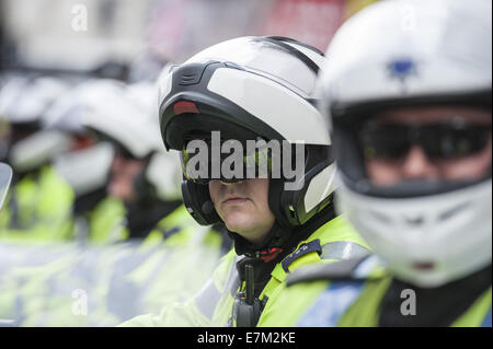 London, London, UK. 20. Sep, 2014. Polizei-Motorradfahrer Linie Whitehall, The English Defence League März zur Downing Street in Reaktion auf angeblich muslimischen Pflege Banden in zahlreichen britischen Städten und ein Verbot für britische Bürger, die im Verdacht terroristischer Aktivitäten in Ländern wie Syrien zurück zu verlangen. Bildnachweis: Lee Thomas/ZUMA Draht/Alamy Live-Nachrichten Stockfoto