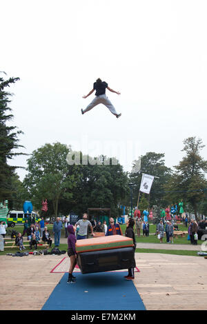 Great Yarmouth, UK. 20. September 2014. Sich dort Festival, Great Yarmouth. Französische Akrobatik handeln Collectif De La Bascule Proben für eine Aufführung in St. George's Park. Bildnachweis: Adrian Buck/Alamy Live-Nachrichten Stockfoto