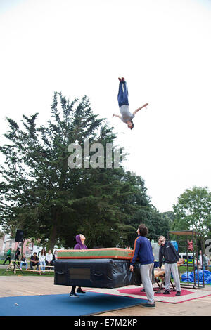 Great Yarmouth, UK. 20. September 2014. Sich dort Festival, Great Yarmouth. Französische Akrobatik handeln Collectif De La Bascule Proben für eine Aufführung in St. George's Park. Bildnachweis: Adrian Buck/Alamy Live-Nachrichten Stockfoto