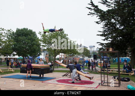 Great Yarmouth, UK. 20. September 2014. Sich dort Festival, Great Yarmouth. Französische Akrobatik handeln Collectif De La Bascule Proben für eine Aufführung in St. George's Park. Bildnachweis: Adrian Buck/Alamy Live-Nachrichten Stockfoto