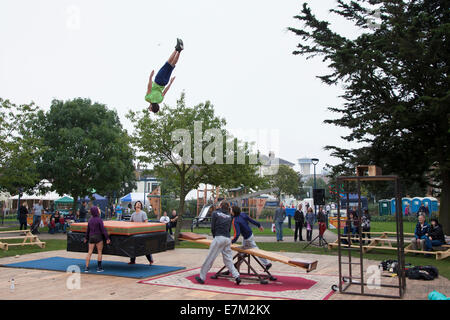 Great Yarmouth, UK. 20. September 2014. Sich dort Festival, Great Yarmouth. Französische Akrobatik handeln Collectif De La Bascule Proben für eine Aufführung in St. George's Park. Bildnachweis: Adrian Buck/Alamy Live-Nachrichten Stockfoto