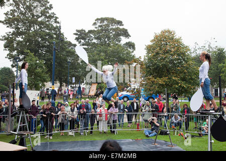 Great Yarmouth, UK. 20. September 2014. Sich dort Festival, Great Yarmouth. Die Allfrau Laufseil handeln "Drähte" aus dem Vereinigten Königreich im St.-Georgs-Park. Bildnachweis: Adrian Buck/Alamy Live-Nachrichten Stockfoto