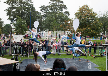 Great Yarmouth, UK. 20. September 2014. Sich dort Festival, Great Yarmouth. Die Allfrau Laufseil handeln "Drähte" aus dem Vereinigten Königreich im St.-Georgs-Park. Bildnachweis: Adrian Buck/Alamy Live-Nachrichten Stockfoto