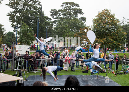 Great Yarmouth, UK. 20. September 2014. Sich dort Festival, Great Yarmouth. Die Allfrau Laufseil handeln "Drähte" aus dem Vereinigten Königreich im St.-Georgs-Park. Bildnachweis: Adrian Buck/Alamy Live-Nachrichten Stockfoto